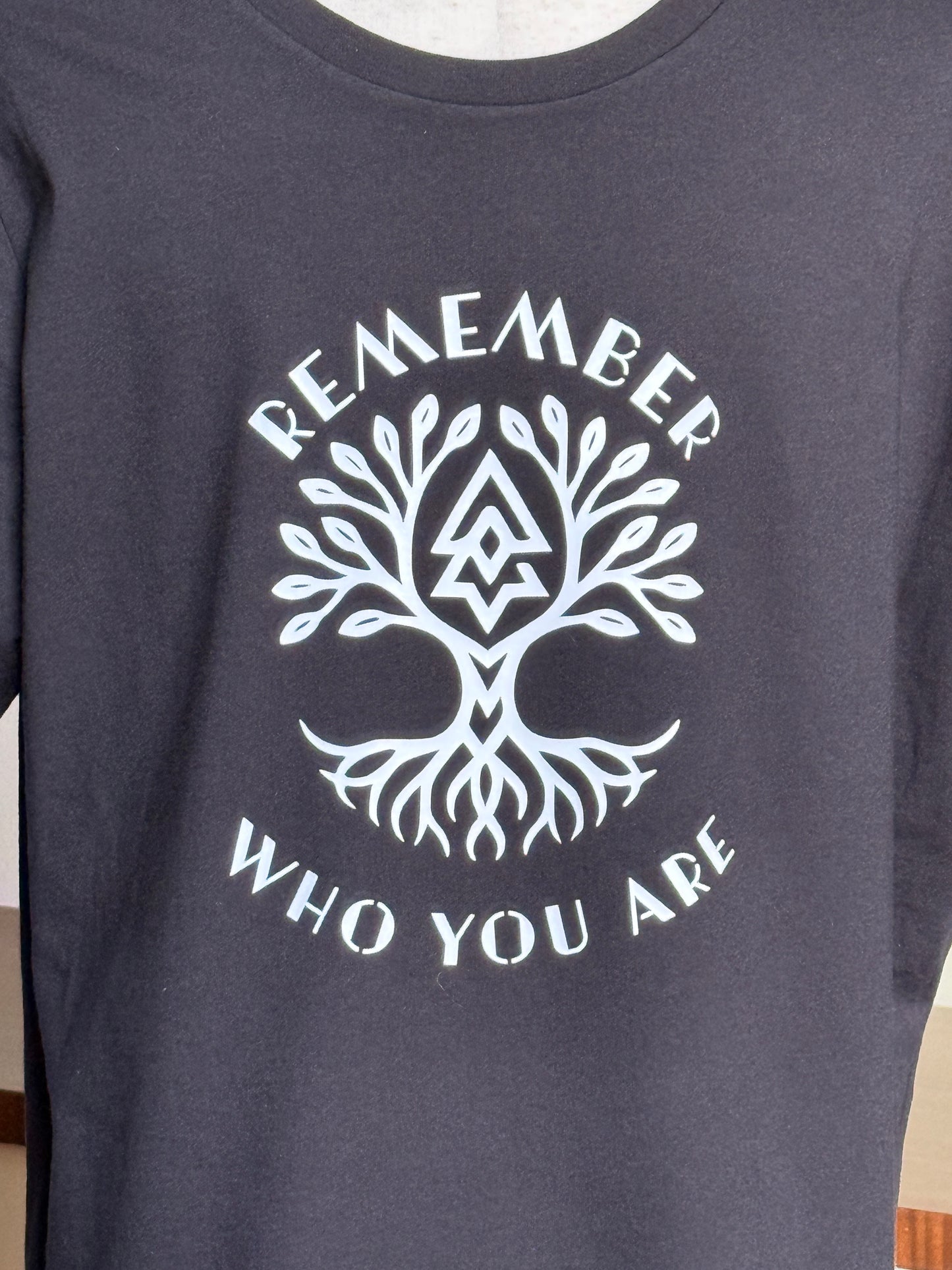 T-shirt Black Tree Remember